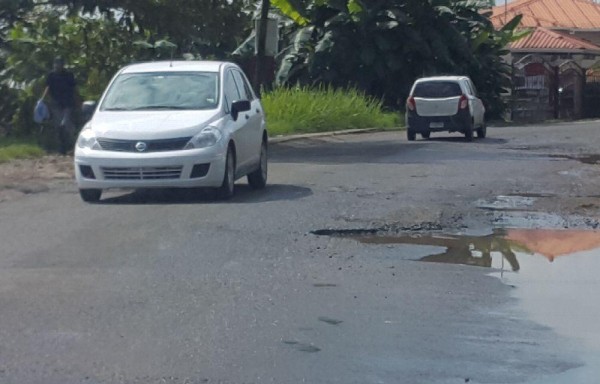 Este bache ocupa un carril de la vía hacia Chapala.