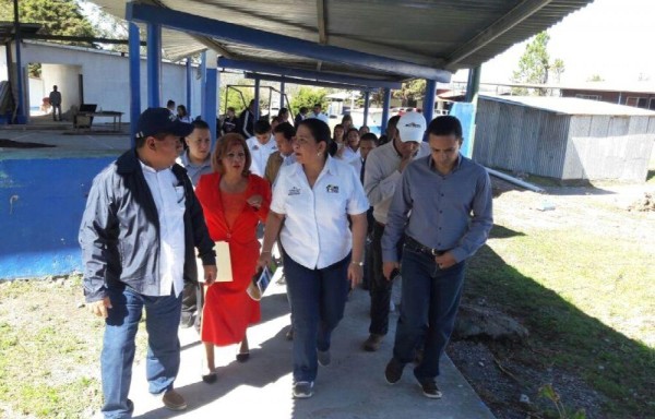 Ministra Paredes en recorrido.