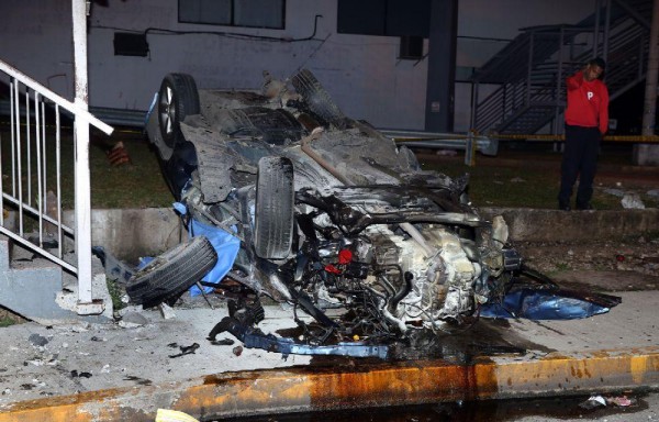 El Honda Civic azul quedó destruido. Se presume que la alta velocidad provocó este aparatoso accidente.