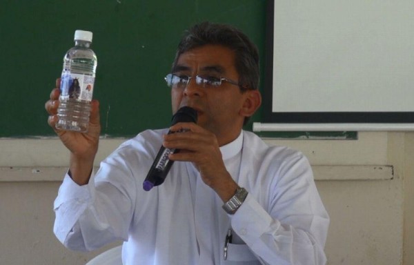 Regalaran botella de agua con imagen del Cristo