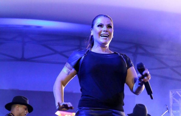 Olga Tañon demostró, que a su edad, todavía baila como una joven.