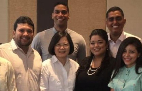 Presidenta Tsai Ing-wen se reunió el domingo con egresados panameños de universidades de Taiwán.