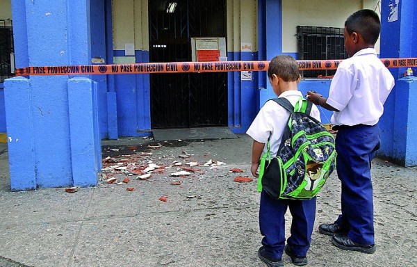 En el año 2010, pedazos de lozas se cayeron en la escuela República de Venezuela.