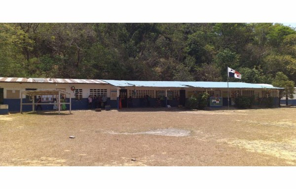 En el plantel escolar hay una matrícula de 900 estudiantes.
