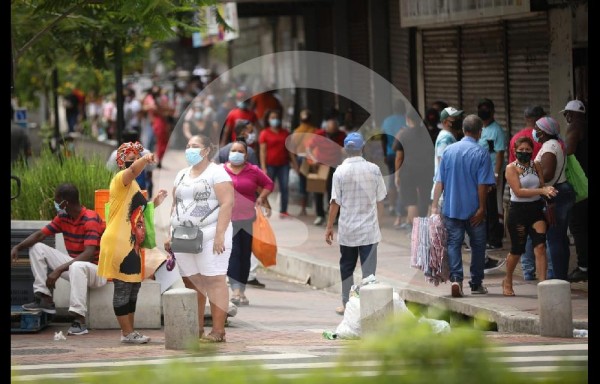 ¡Parece diciembre! Mucha gente en la calle y haciendo mal uso de las mascarillas