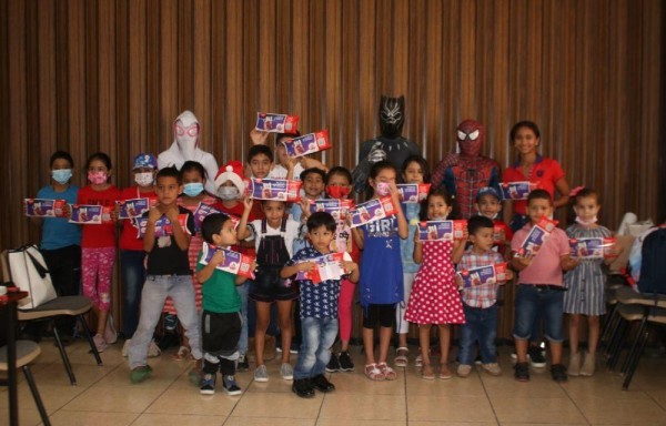 Niños de Palmas Bellas recibieron regalos.