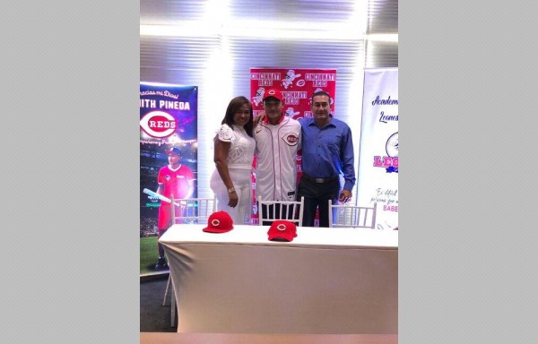 Esmith Pineda junto a sus padres.