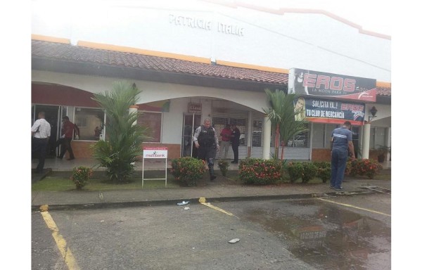 Las cámaras de vigilancia del banco lograron visualizar tres delincuentes y la rápida acción de la seguridad privada evitaron el robo de dinero del cajero automático.