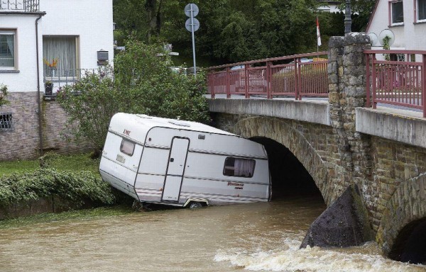 Fue arrastrada hasta un puente.