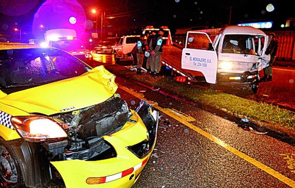 Destrozó el parabrisas del taxi y mandó al peatón al hospital