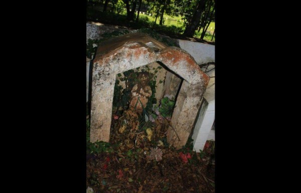 Hay mausoleos deteriorados