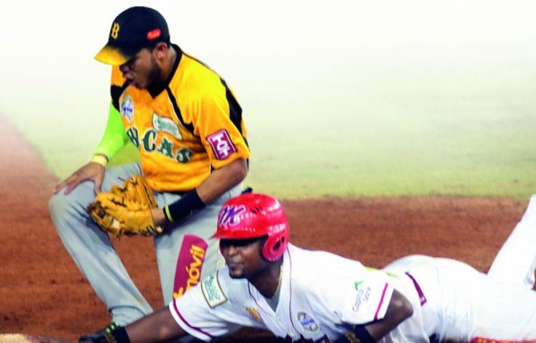 Actualmente los peloteros criollos no pueden jugar el nacional para cualquier equipo.