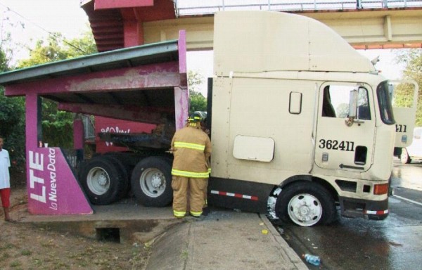 Presuntamente el conductor no pudo frenar a tiempo para evitar colisión con autos.