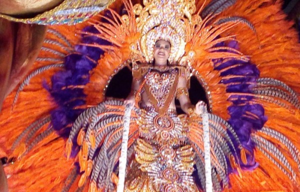 Lucieron atuendos hermosos y dieron un adelanto de lo que será los carnavales de la berraquera.