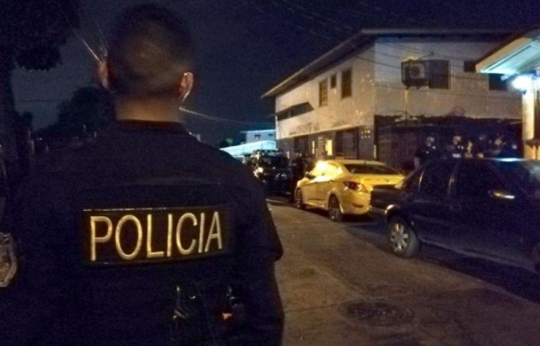 El agente fue golpeado en la cabeza con la cacha de la pistola.