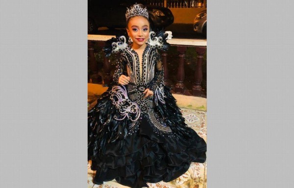 El valor de este diseño exclusivo de Julio Guzmán, para ‘La Damita de la Pollera', supera los 600 dólares.