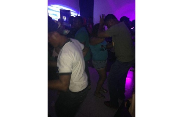 Los más adultos frecuentan el bar Maravilla.