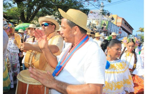 Tamboritos, tunas y murgas alegraron el desfile