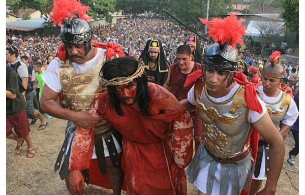 Más de 5 mil personas vieron como Omerick Bustavino interpretaba magistralmente la Pasión de Cristo.