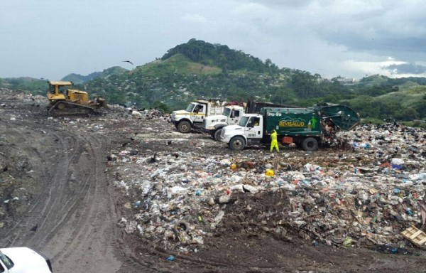 Guardia dijo que por día 400 camiones recolectores de basura ingresan a Cerro Patacón.