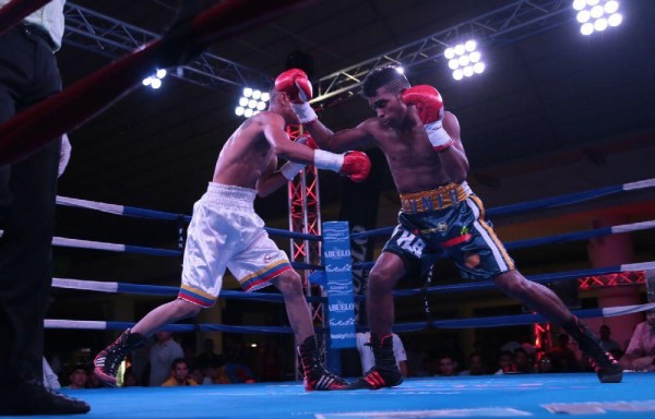 El colonense Amrit ‘Kung Fu' Herrera (d) intercambia golpes con el venezolano Dionis Martínez.