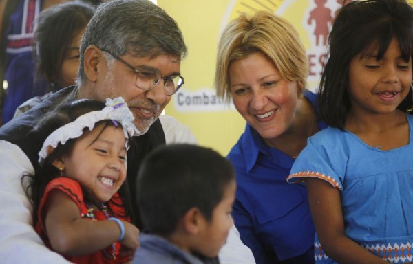 El premio Nobel de la paz 2014, en compañía de Lorena Castillo.