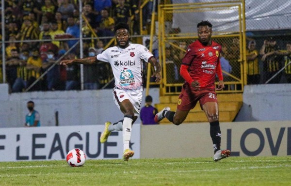 Freddy Góndola (i) viene de marcar la semana pasada.