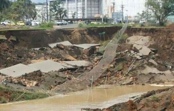 El colapso de la carretera Thelma King imposibilitó el paso de los vehículos. Se habilitó una vía alterna.