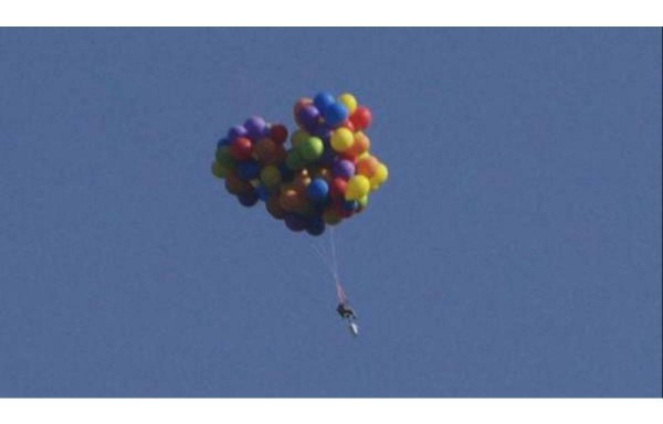 Detenido por sobrevolar Calgary atado a una silla con 100 globos