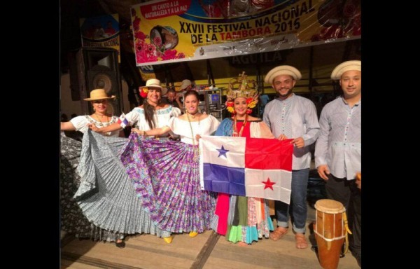 Karen Peralta, junto a un grupo de músicos locales.