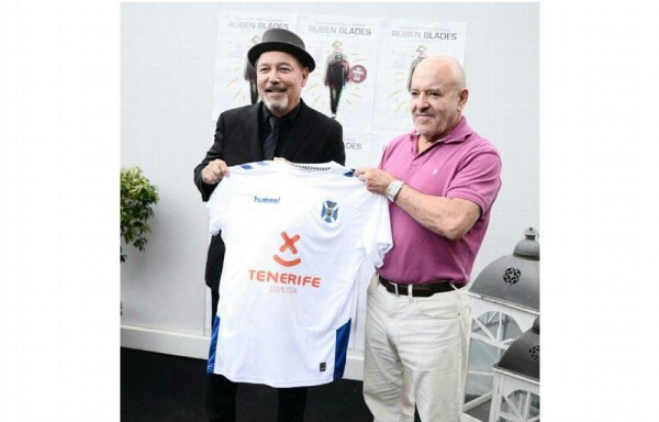 El Tenerife aprovechó la presencia del artista en la isla para presentar la nueva camiseta, previo al concierto de Blades.