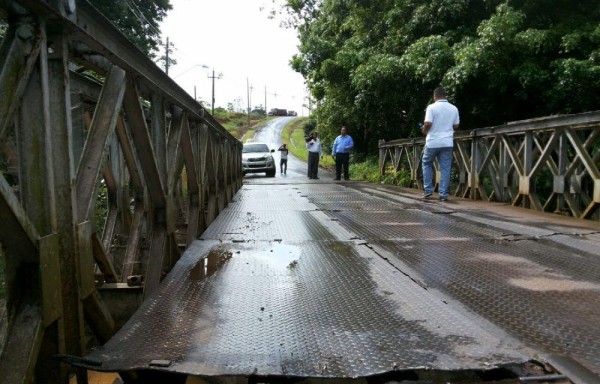 Los residentes y productores arriesgan sus vidas al cruzar el puente, para llegar a sus destinos diariamente.