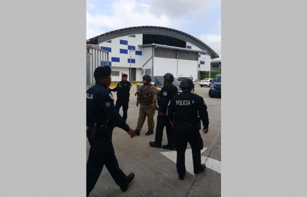 Agentes de la Policía Nacional custodiaron el centro escolar.