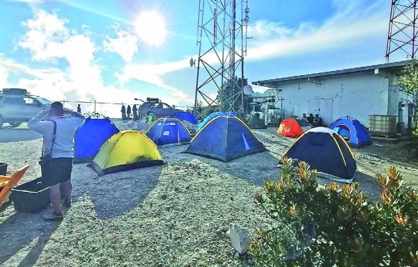Algunas personas acampan en la cima para disfrutar el amanecer y poder ver ambos océanos. 25,239 turistas visitaron el Parque Nacional Volcán Barú en el año 2019.