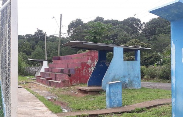 ¡ES UN PELIGRO! | Moradores de Vacamonte, arraiján, están indignados porque se le colocó grama a una cancha para que los niños puedan hacer sus deportes, pero la grada y las mismas casetas, donde los familiares, amigos y demás ciudadanos del área, pueden apreciar los juegos, están en malas condiciones. Advierten que representan un peligro. Solicitan a las autoridades a repararla de manera urgente, y que si van a un trabajo, deben realizarlo bien y no para salir del pasado, como claramente se dio en esta ocasión.