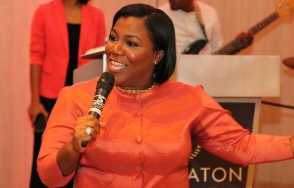 Key Lewis, la pastora que le habla alto y claro a los colonenses