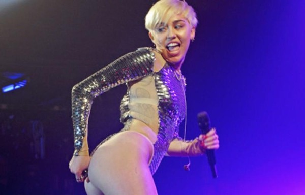 Mostró parte de su trasero.