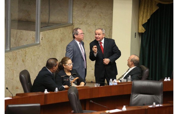 De Gracia, fiscal del colectivo, mantiene buena relación con ambas facciones perredistas.