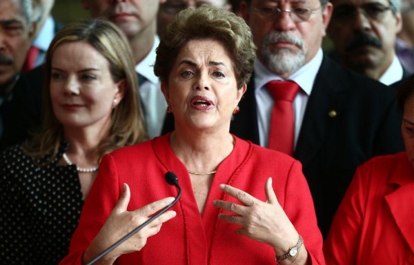 Dilma Rousseff, presidenta destituida, pronuncia un discurso en el Palacio da Alvorada.