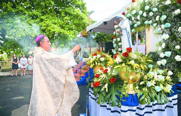 El arzobispo Ulloa dirigió la misa en el Hogar San José.