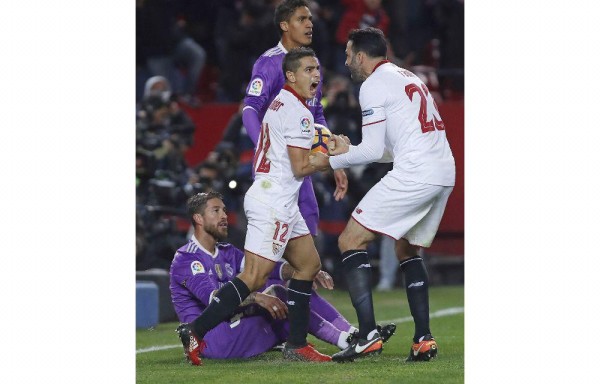 Los jugadores del Sevilla FC Wissam Ben Yedder (c) y Adil Rami (d) celebran el gol.