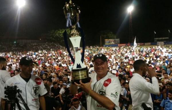 Lenín Picota, levantando el trofeo de campeón de Nicaragua.