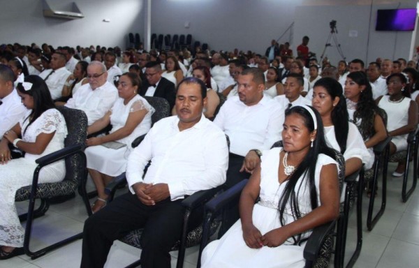 El grupo de parejas durante la boda.