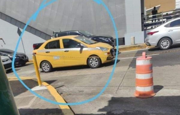 La afectada logró tomar con su teléfono celular el taxi y parte de lo que le sucedió