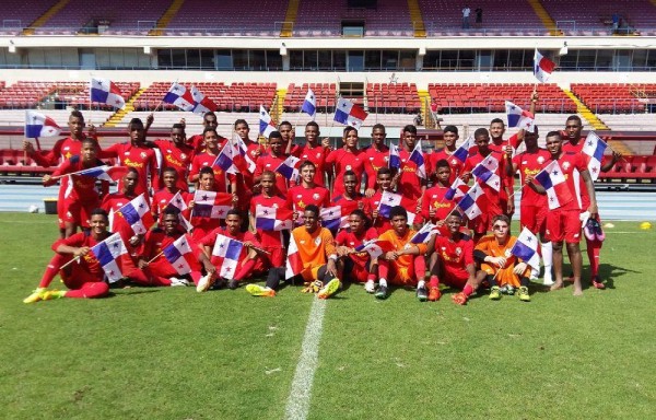 Los seleccionados de la Mayor y la Sub-17 con banderas panameñas celebrando el día de la bandera.