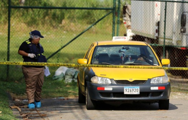 Taxista murió en el lugar que lo atacaron. Su cuerpo quedó ensangrentado en el auto, con la cabeza sobre el volante.