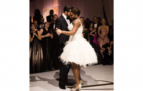 El segundo, fue un teatral Versace que combinó con un velo y una capa con una ligera gasa.