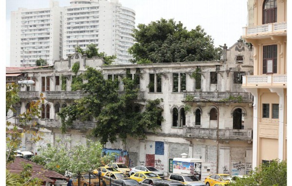 Los árboles son los huéspedes de un edificio que está abandonado al frente de la Asamblea.