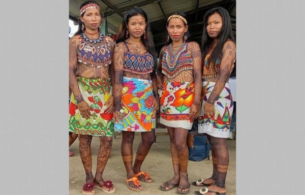 Atuendo femenino wounaan.