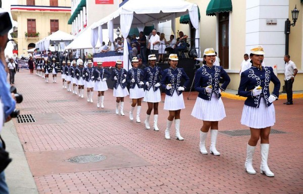 Las chicas del Instituto Nacional rindieron tributo a la nación.